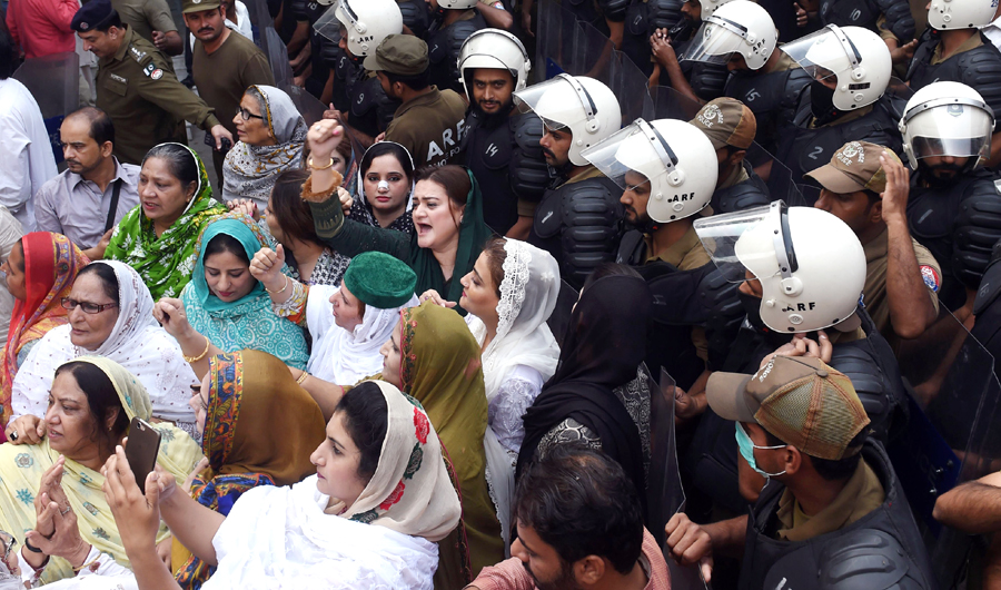 Supporters of opposition party Pakistan Muslim League Nawaz (PML-N) shouts slogans during the hearing of the opposition leader Shahbaz Sharif in the corruption court in Lahore on Oct. 6, 2018. (AFP)