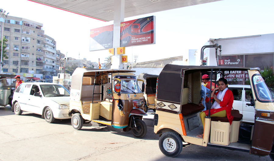A passenger waits in the rickshaw line at a CNG pump. (AN photo)