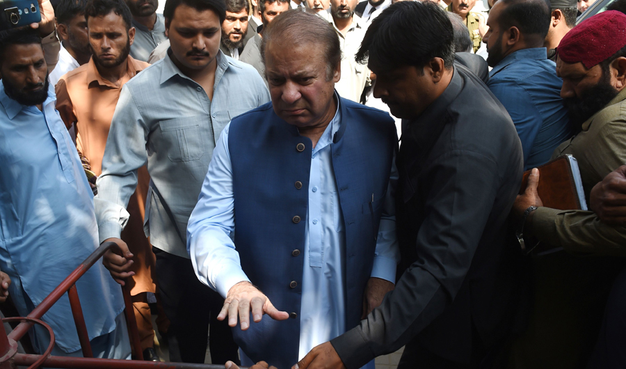 Former Pakistani prime minister Nawaz Sharif, center, arriving in court. (AFP)
