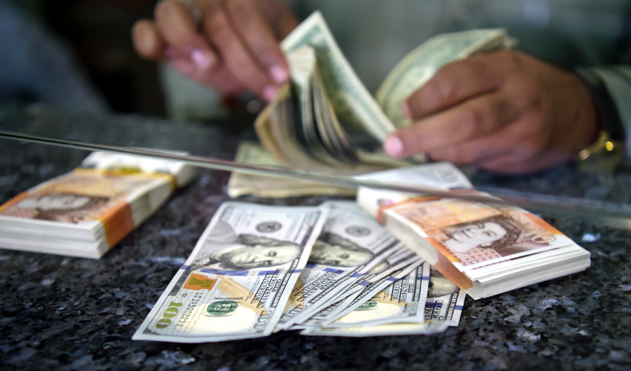 Currency smuggling through borders with Iran and Afghanistan is a frequent occurrence. (AFP/photo)