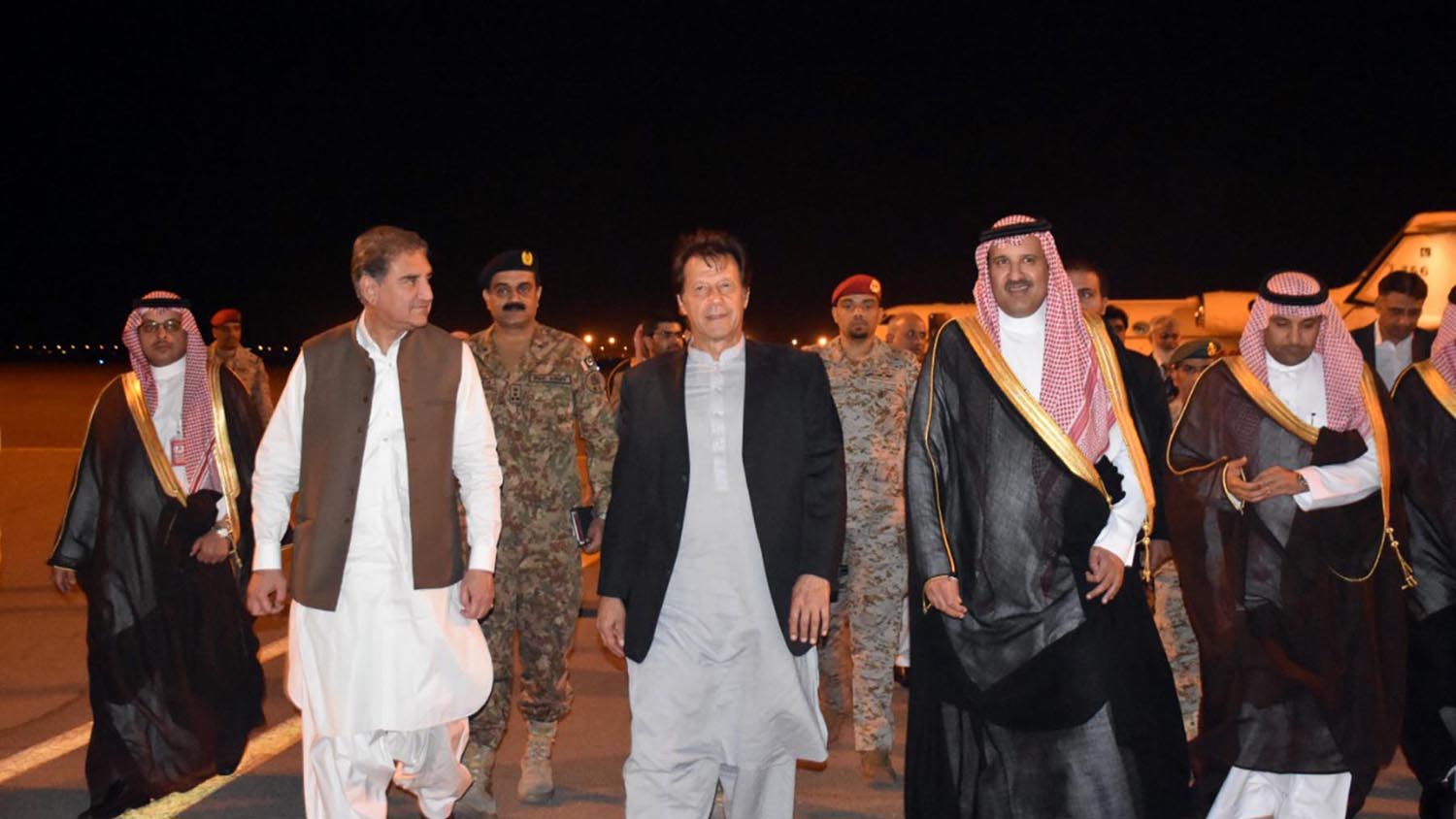 Prime Minister Imran Khan landed in Madinah on Monday where Governor Faisal bin Salman bin Abdulaziz Al Saud welcomed him. (Photo courtesy: PID)