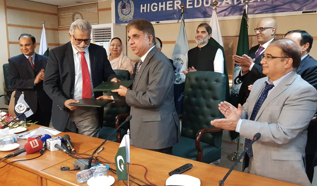 Lt. Gen. (rtd.) Muhammad Asghar, acting executive director, HEC and Khaliq Dad, national coordinator, NACTA, sign a letter of intent to develop a national strategy to counter on-campus extremism at the Commission Secretariat on Thursday. (Photo courtesy: EC Media)
