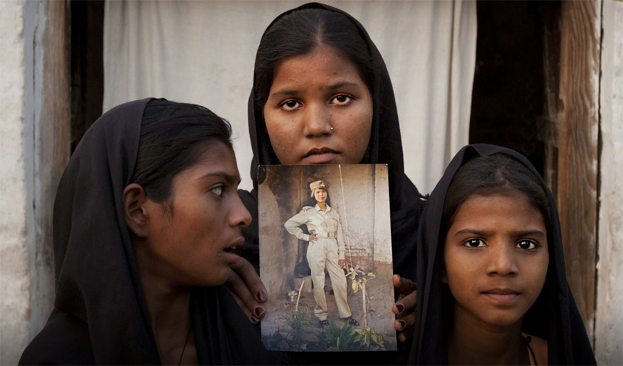 The daughters of Pakistani Christian woman Aasia Bibi pose with an image of their mother. Pakistan's top court is set to announce on Wednesday a final verdict on Aasia Bibi who has been sentenced to death in 2010 on blasphemy charges. (Reuters)