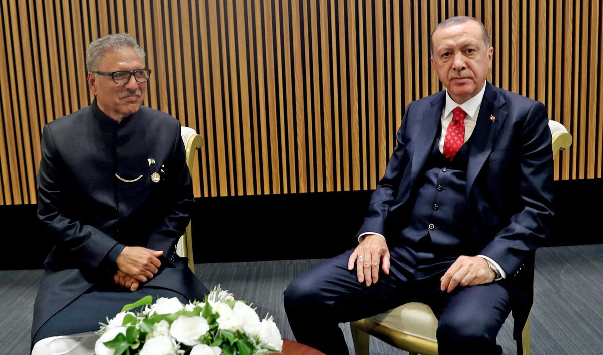 President of Pakistan Dr. Arif Alvi, left, met his Turkish counterpart Recep Tayyip Erdogan in Istanbul, Tuesday, Nov. 30, 2018. (Photo courtesy: Embassy of Pakistan in Ankara)