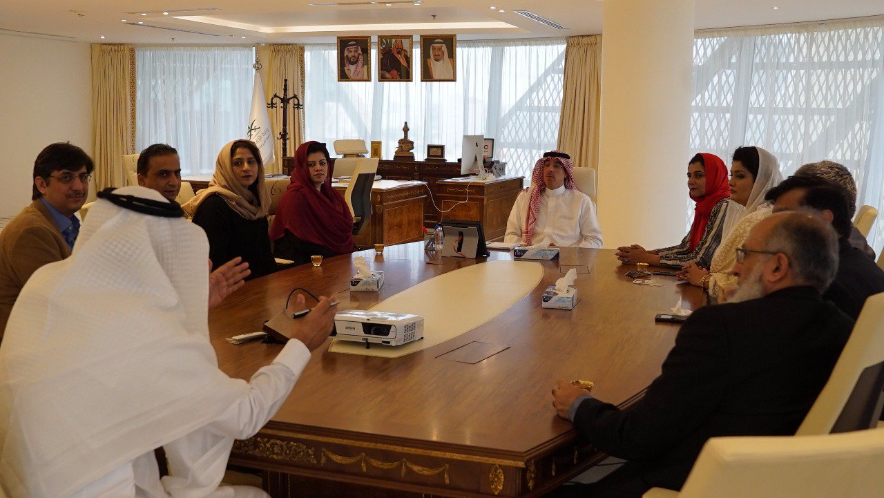 Saudi Arabia's minister of media Dr. Awwad bin Saleh Al-Awwad met with a Pakistani media delegation in Riyadh on Sunday. (SPA)