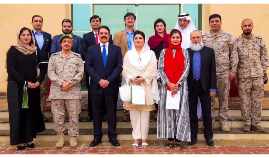 Pakistani parliamentarians and media delegates at IMCTC headquarters with retired General Raheel Sharif (third from left first row) and Saudi military officials pose for a group photo in Riyadh on Sunday.(IMCTC)