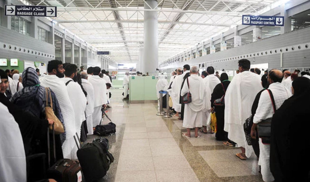 The number of Umrah visas issued in 2018 has reached 998,670, of which 695,740 pilgrims have arrived in the Kingdom. The largest number of pilgrims are from Pakistan (262,695), according to data provided by the Hajj and Umrah Ministry. (AFP/File)