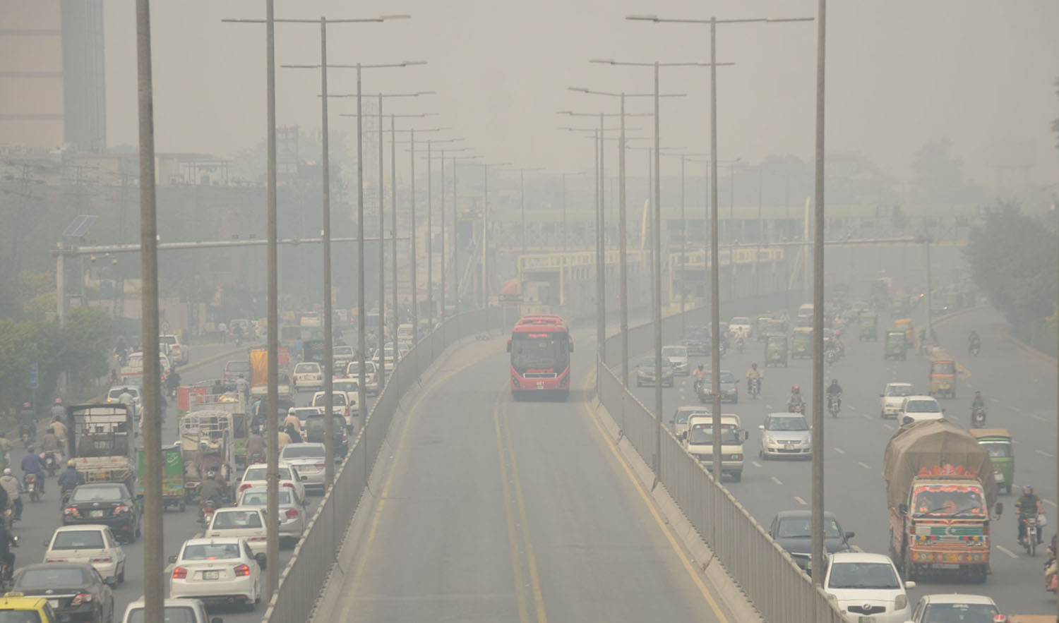 Traffic comes to a halt as smog settles over Lahore. (AN photo)