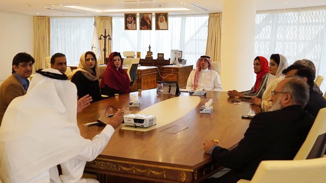 Saudi Arabia's minister of media Dr. Awwad bin Saleh Al-Awwad met with a Pakistani media delegation in Riyadh on Sunday. (SPA)