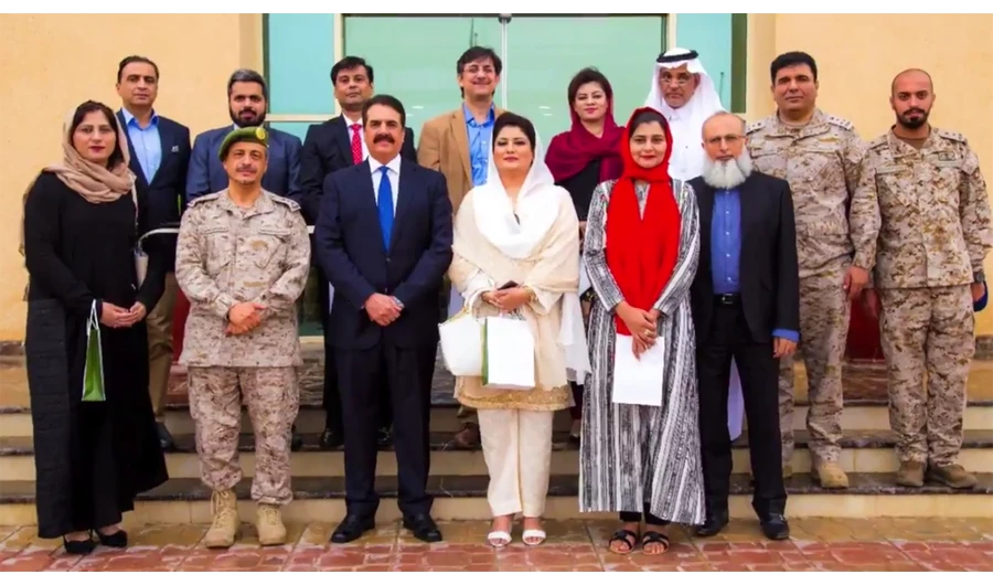 Pakistani parliamentarians and media delegates at IMCTC headquarters with retired General Raheel Sharif (third from left first row) and Saudi military officials pose for a group photo in Riyadh on Sunday.(IMCTC)