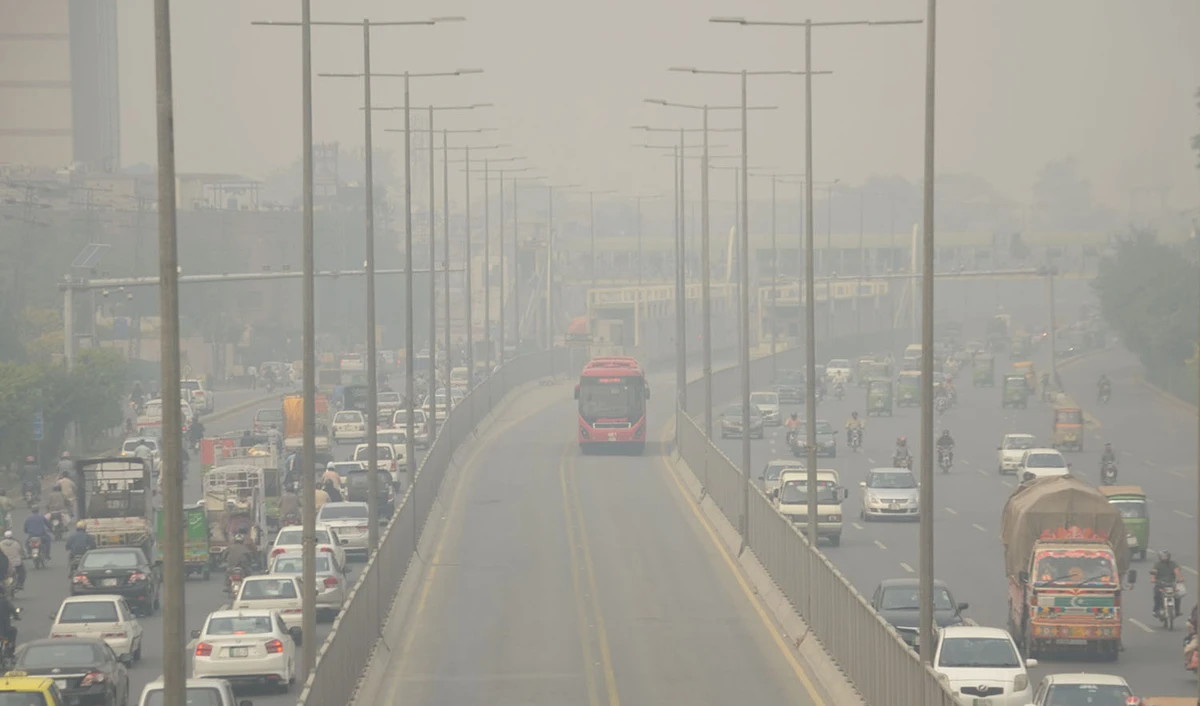 Traffic comes to a halt as smog settles over Lahore. (AN photo)