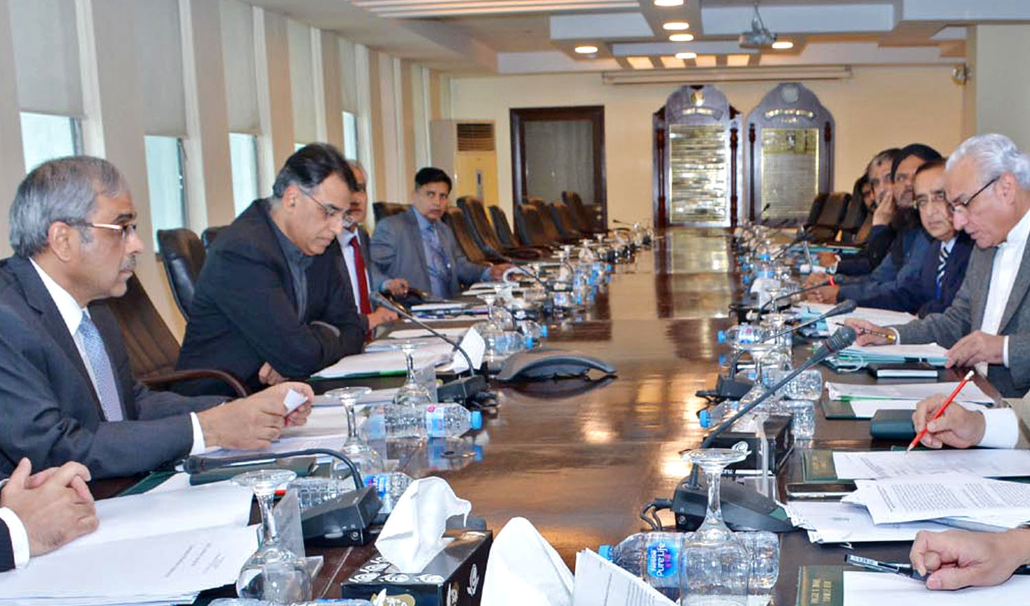 Finance Minister Asad Umar chairs a meeting to discuss monetary and fiscal policies with the relevant authorities in Islamabad on Nov. 29, 2018. (Photo courtesy: PID)