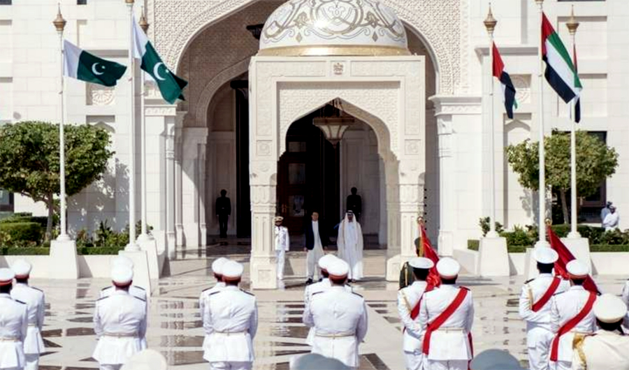 Crown Prince of UAE Mohamed bin Zayed receives Pakistan’s Prime Minister at an official reception ceremony at the Presidential Palace in Abu Dhabi, on Nov. 18, 2018. (Source: @MohamedBinZayed)