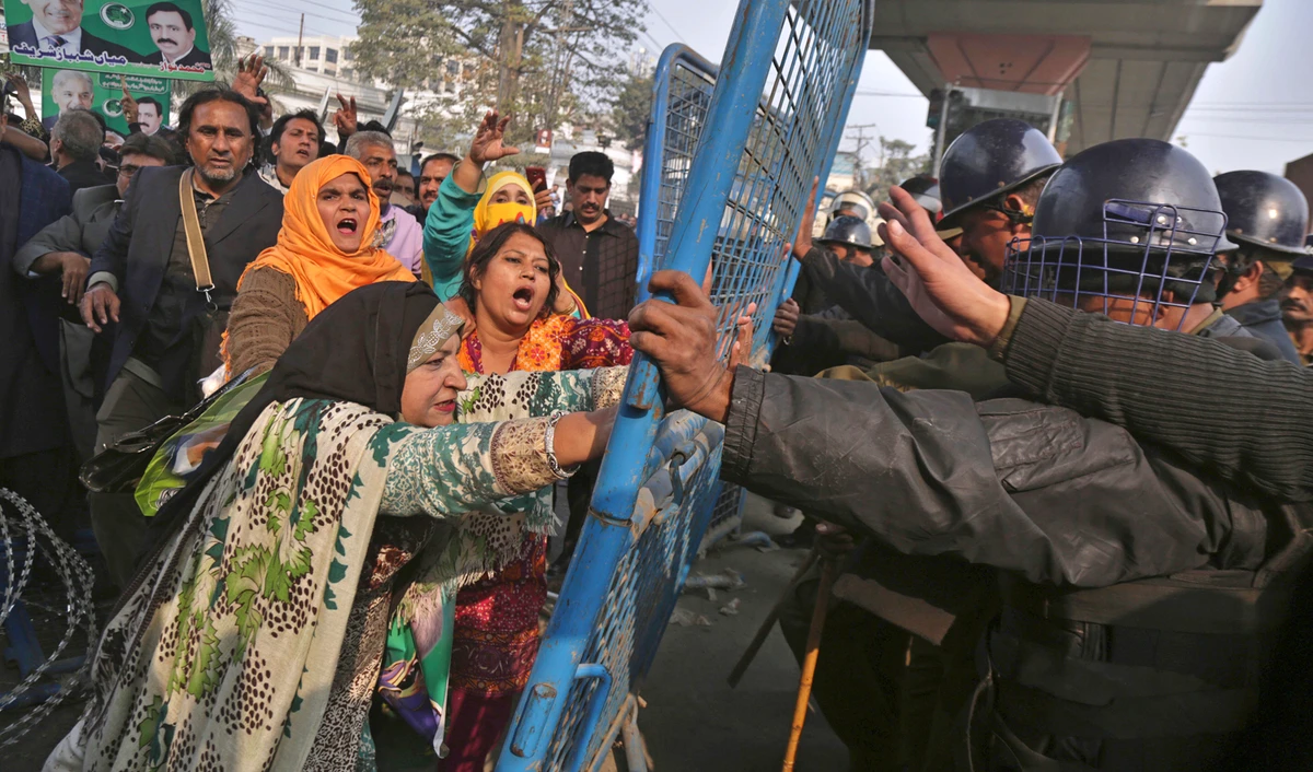 Supporters of Pakistani opposition leader Shahbaz Sharif scuffle with police officers outside an anti-graft tribunal, in Lahore, Pakistan, Thursday, Dec. 6, 2018. (AFP)