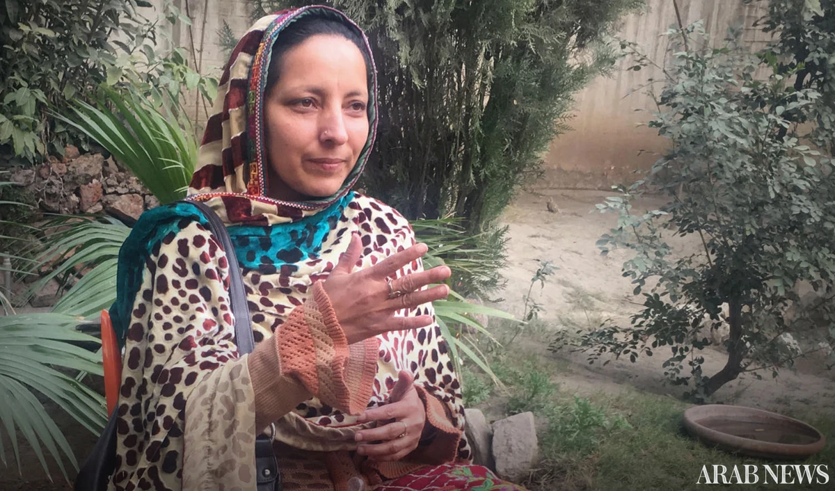Aneela Shaheen, the new vice president of the Peshawar Press Club, interacts with the Arab News team. (AN photo)