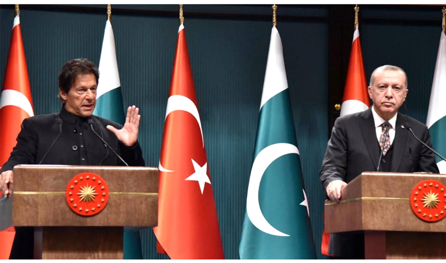 Prime Minister of Pakistan Imran Khan with Turkish President Rcep Tayyib Erdogan at a joint press conference in Ankara, Turkey on Friday. (PID photo)