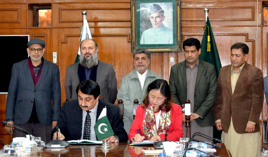 The Asian Development Bank’s Country Director Ms. Xiaohong Yang and Balochistan’s additional chief secretary Mr. Sajjad Bhutta are signing agreement at CM Secretariat, Quetta here on Saturday. Chief Minister Balochistan Jam Kamal Khan and his cabinet members are also present. (Photo by CM House Media)