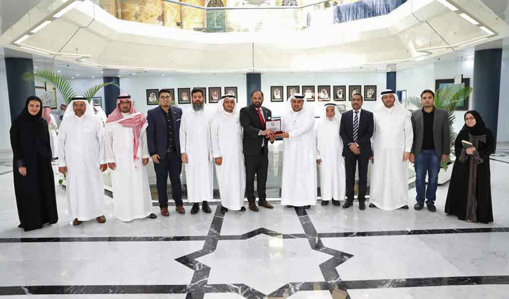 President of Islamabad Chamber of Commerce and Industry (ICCI), Ahmed Hassan Mughal, presents the Vice Chairman of Jeddah Chamber of Commerce and Industry (JCCI), Sheikh Mazen Al Batterji, with a souvenir during his visit to Saudi Arabia on Friday. (Photo courtesy: ICCI)