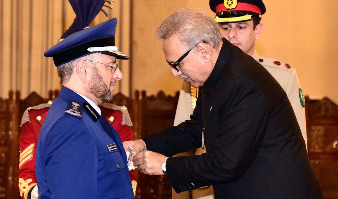 President Arif Alvi confers the Chief of General Staff of the Royal Saudi Armed Forces, General Fayiadh bin Hamed bin Ragad Al-Rowaily, with the Nishan-e-Imtiaz (Order of Excellence) military award on Tuesday. (Photo courtesy: PID)