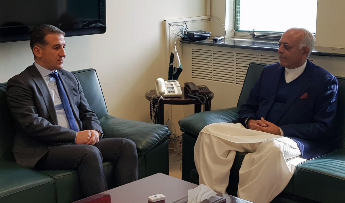 Ghulam Sarwar Khan, Federal Minister for Petroleum, right, and Ali Alizada, Azerbaijan Ambassador, are meeting in Islamabad. (Photo courtesy: Petroleum Ministry of Pakistan)