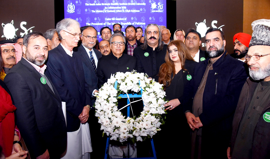 President of Pakistan Dr. Arif Alvi in group photo during the seminar "Kashmir Matters" on Kashmir day at the President Palace in Islamabad on Feb. 05, 2019. (PID photo)