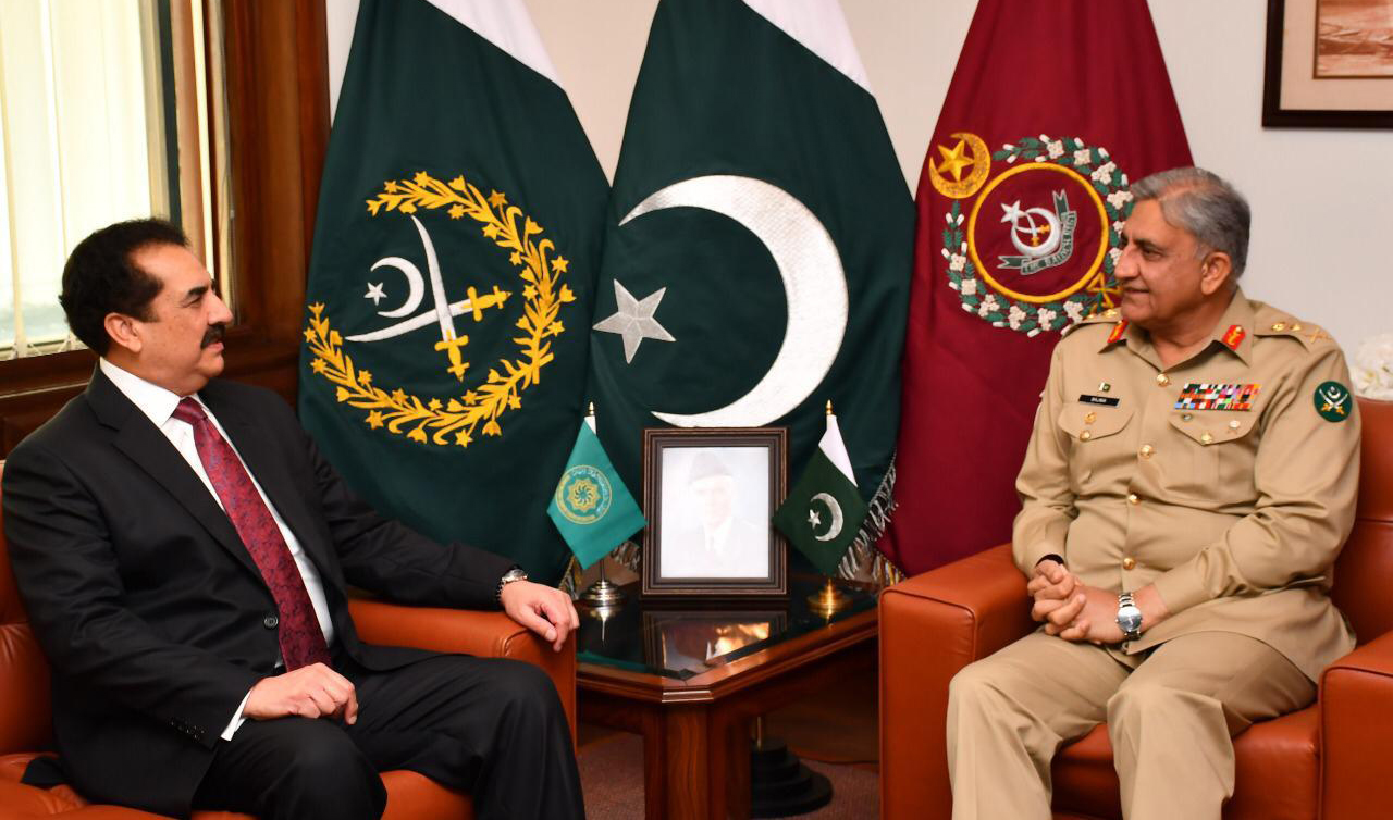 Former army chief Raheel Sharif calls on Gen Qamar Javed Bajwa at GHQ in Rawalpindi on Monday. (ISPR)