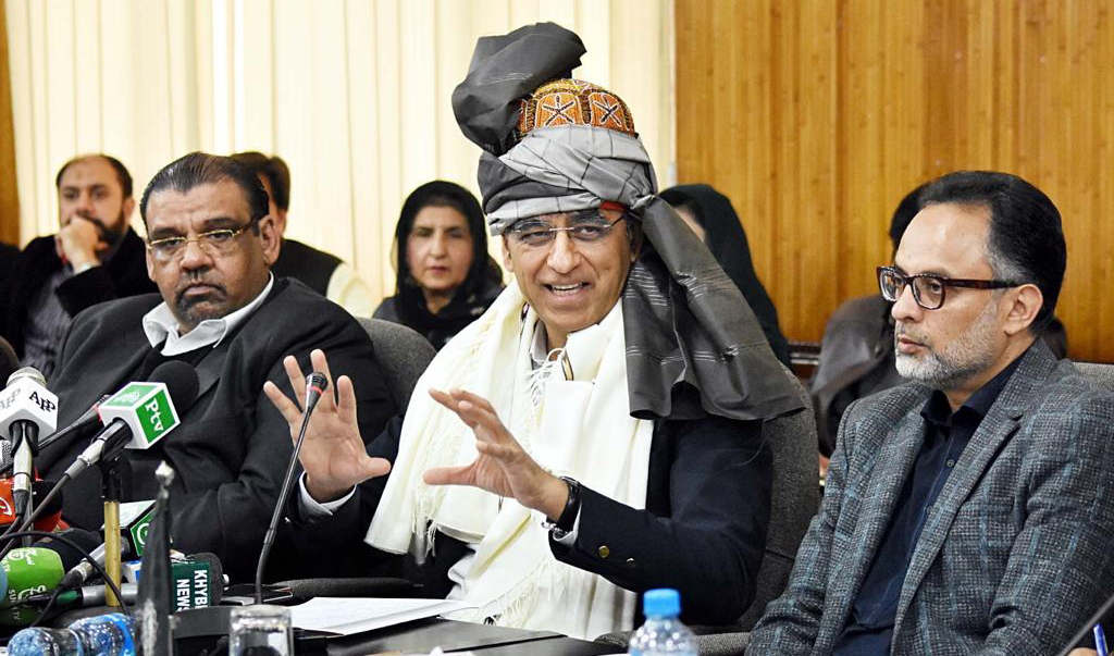 Finance Minister Asad Umar addresses a business community at the Sarhad Chamber of Commerce and Industry in Peshawar on Monday. (SCCI)