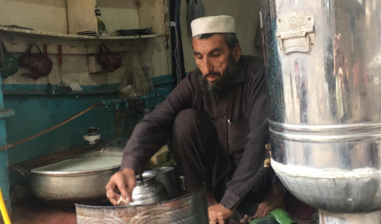 Jalal, a tea stall owner, expects the dawn of a new era of economic and cultural relations between KSA and Pakistan with the upcoming visit of Saudi’s crown prince to the country. (AN photo)