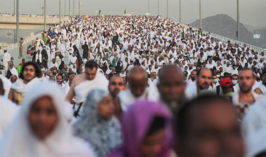 Pakistan’s Ministry of Religious Affairs on Tuesday praised Saudi Crown Prince Mohammed bin Salman for allowing Hajj pilgrims from Pakistan to undergo immigration from their own country. (AP)