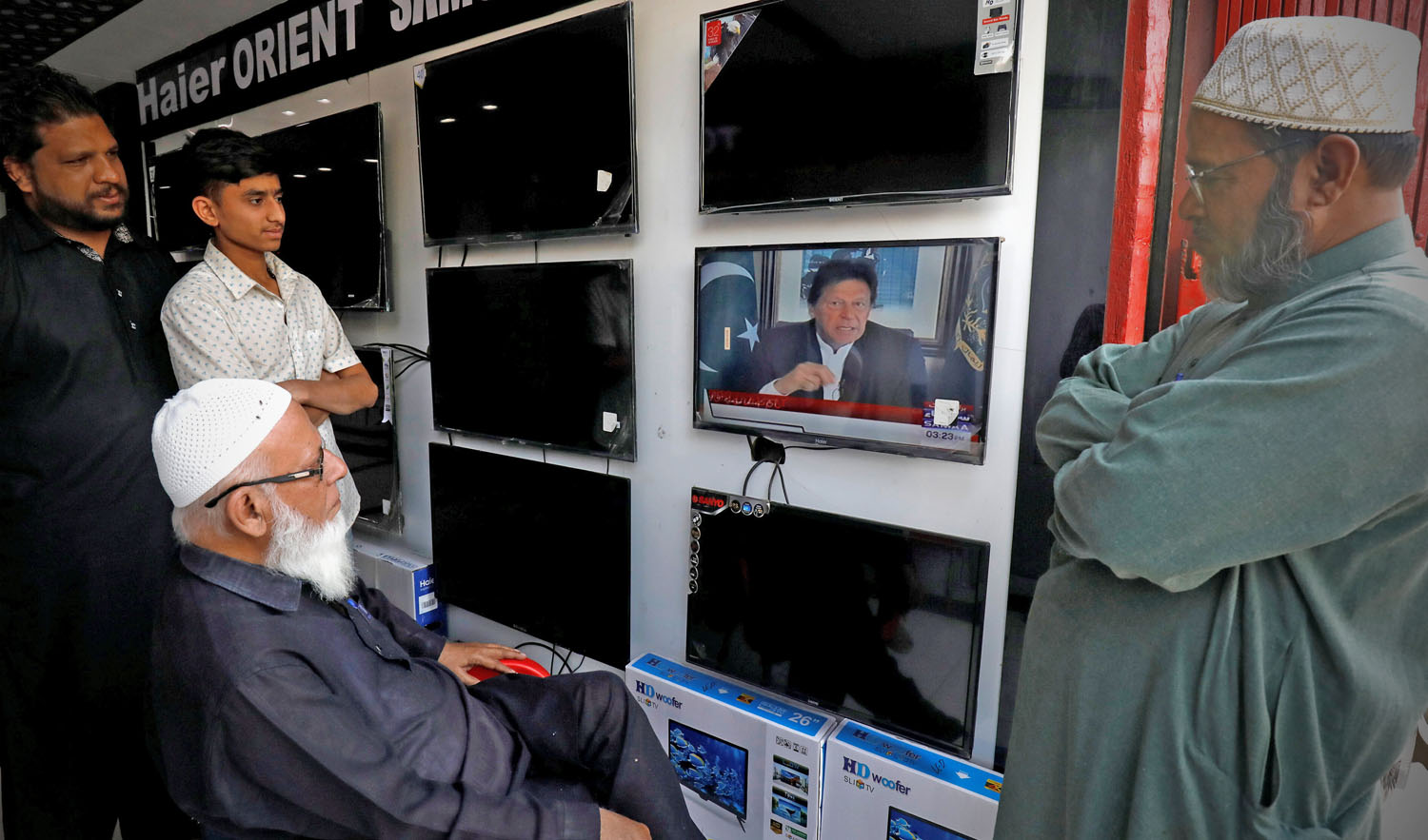 Shopkeepers watch the speech of Pakistani Prime Minister Imran Khan, after Pakistan shot down two Indian military aircraft, at a shop selling television screens in Karachi, Pakistan Feb. 27, 2019. (REUTERS)