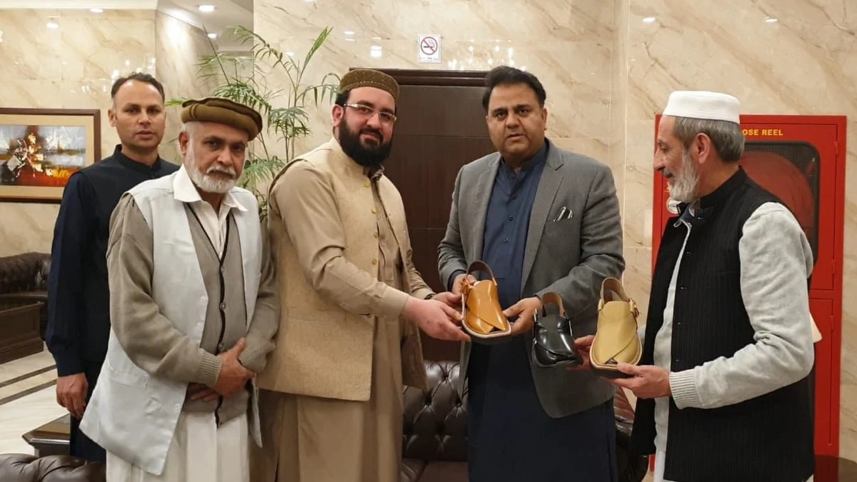 Information Minister Fawad Chaudhry has received royal’s gift from Chacha Noor Din and his son Islam Udin. (Photo courtesy: Noor-ud-Din)