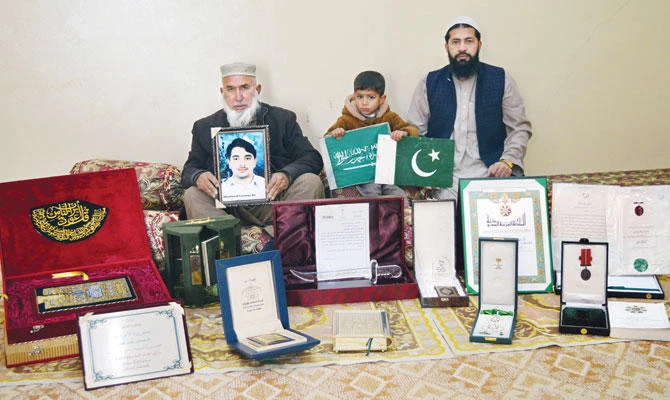 Farman Ali Khan’s father Umar Rehman displays the King Abdul Aziz Medal of the First Order. (AN photos by Rafi Ullah)
