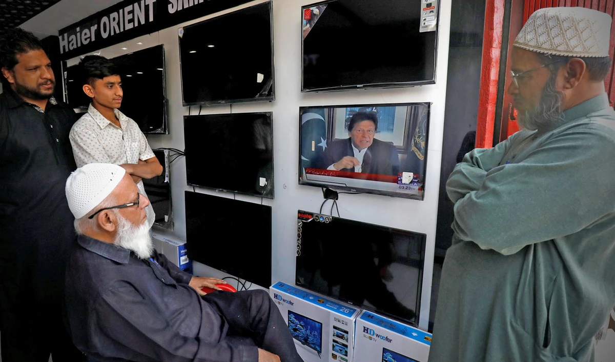 Shopkeepers watch the speech of Pakistani Prime Minister Imran Khan, after Pakistan shot down two Indian military aircraft, at a shop selling television screens in Karachi, Pakistan Feb. 27, 2019. (REUTERS)