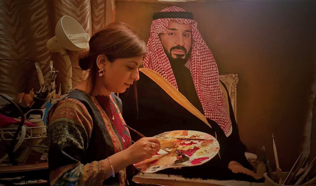Rabia Zakir painting Crown Prince Mohammed bin Salman’s portrait. Zakir who studied fine arts began learning portraiture on her own a few years after graduating from the National College of Arts in Rawalpindi. (Photo courtesy: Rabia Zakir)
