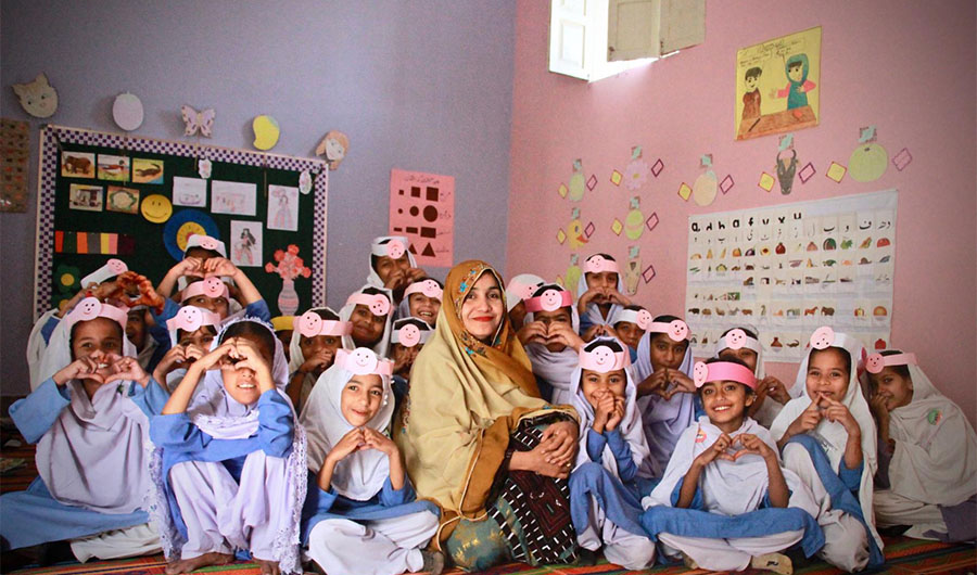 Zeenat, a primary school teacher with her students at the Government Girls Primary School, in Komadi Ward, Gwadar (Photo Courtesy UNICEF/PAKISTAN/Fatima Shahryar)