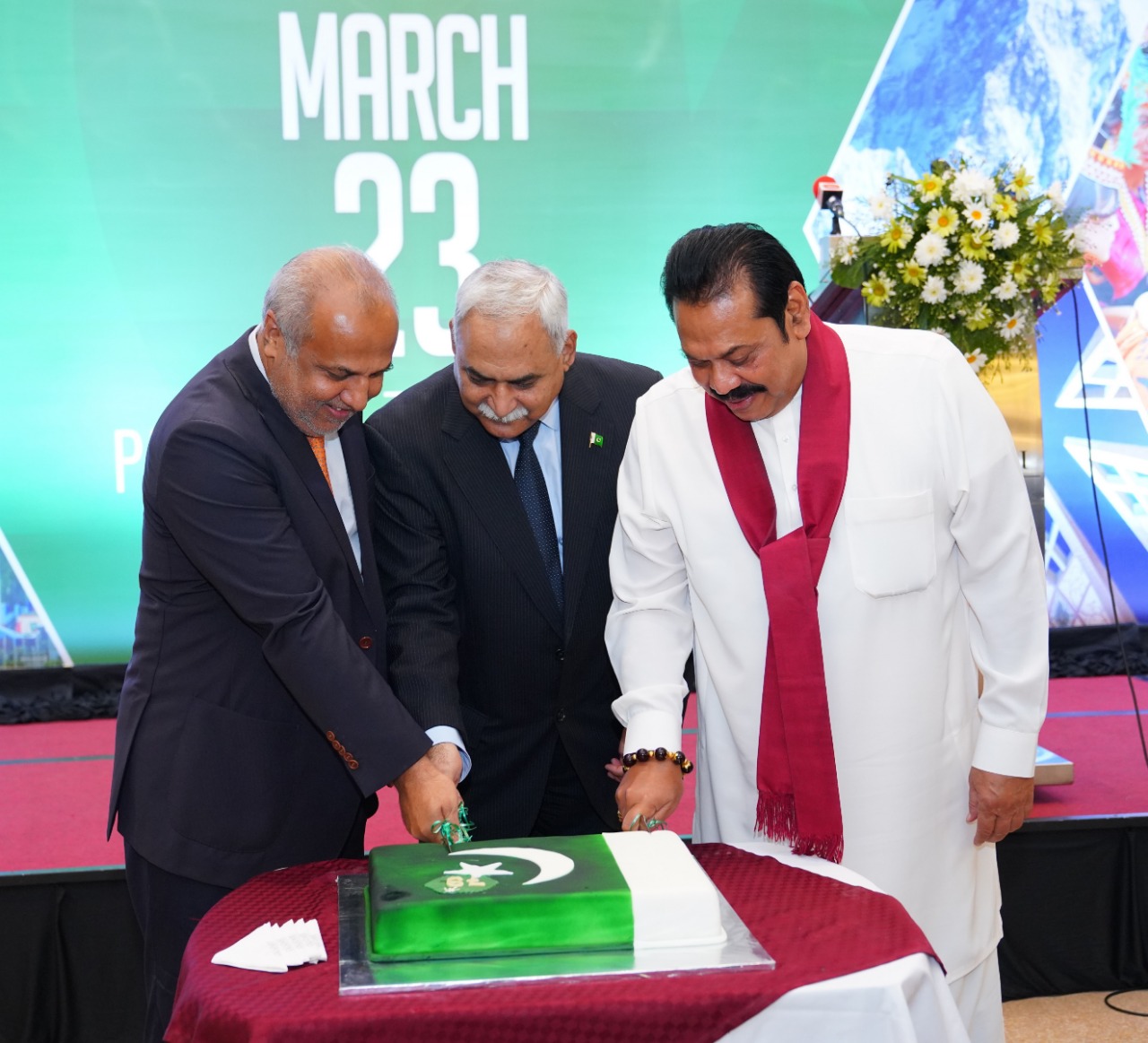 High Commissioner of Pakistan, Dr Shahid Ahmad Hashmat, Minister for City Planning, Water Supply and Higher Education, Rauf Hakeem, and Opposition Leader, Mahinda Rajapaksa, cut a cake on the occasion of Pakistan’s national day on March 23, 2019. – (Photo Courtesy – Pakistan High Commission in Sri Lanka)