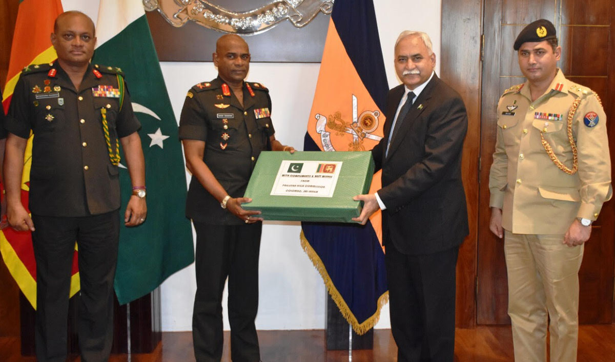 High Commissioner of Pakistan, Maj. Gen. (R) Dr. Shahid Ahmad Hashmat, right, presenting his country’s donation to Sri Lankan Army Commander Lt. Gen. Mahesh Senanayake at a ceremony held at the army headquarters on Friday. (Photo courtesy: Pakistan High Commission)