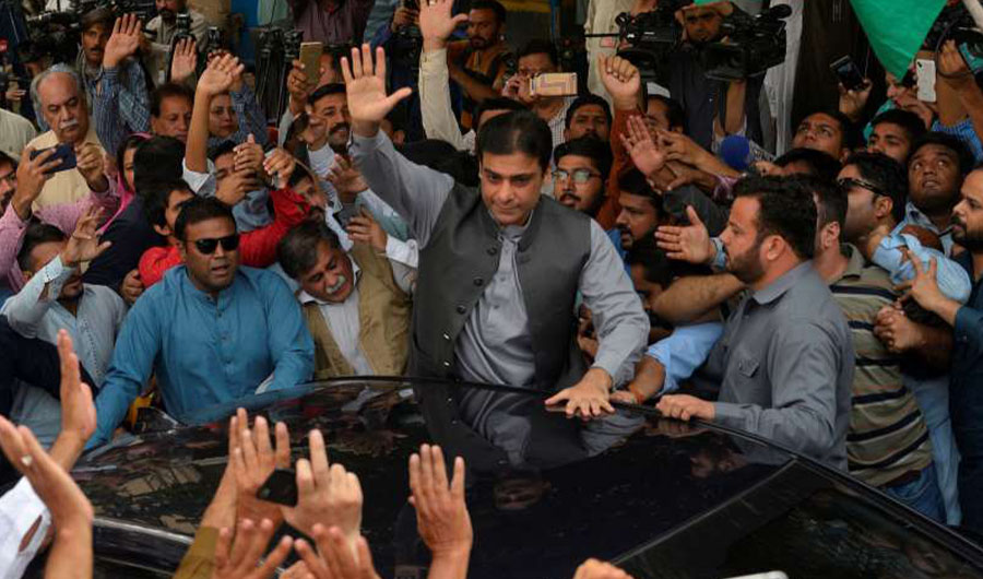 Hamza Shahbaz waves to supporters during the case hearing of his father and opposition leader Shahbaz Sharif in the corruption court in Lahore on Oct. 6, 2018. (AFP/File)