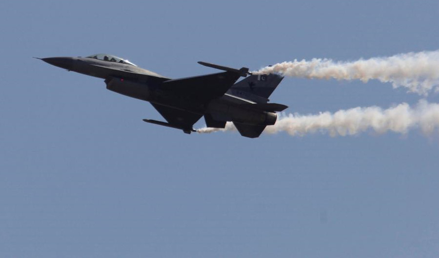 A Pakistani F-16 fighter jet flies during Pakistan Day military parade in Islamabad, Pakistan, March 23, 2017. (REUTERS)