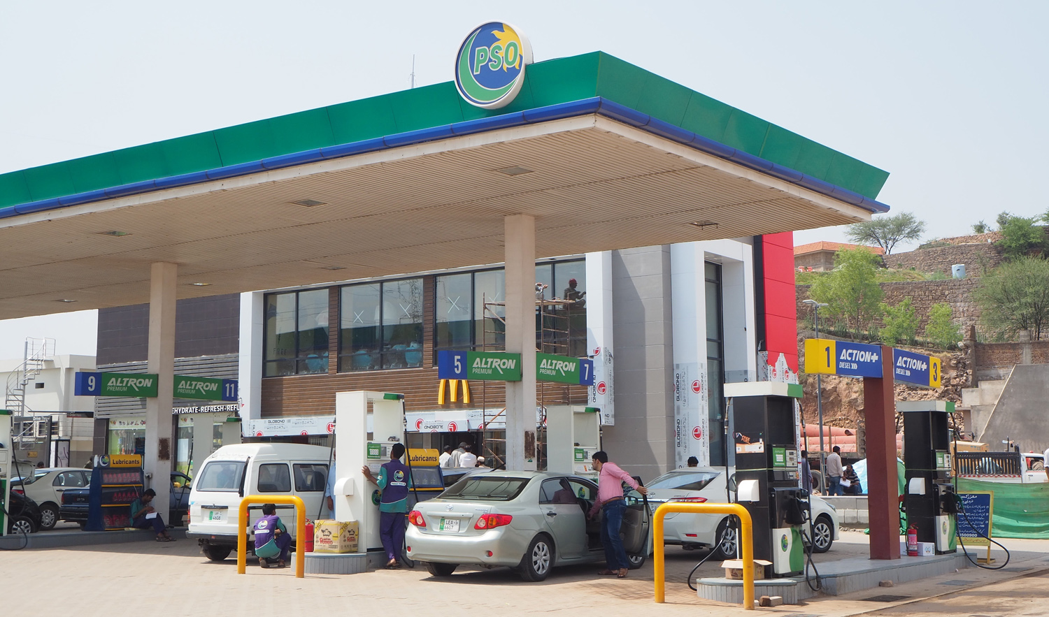 The CEO of Mubadala Petroleum Musabbeh Al Kaabi appreciated Pakistan government’s steps to facilitate foreign investors and discussed the updates and progress on the establishment of PARCO Coastal Refinery — one of the UAE’s major investments in the country. (Shutterstock)
