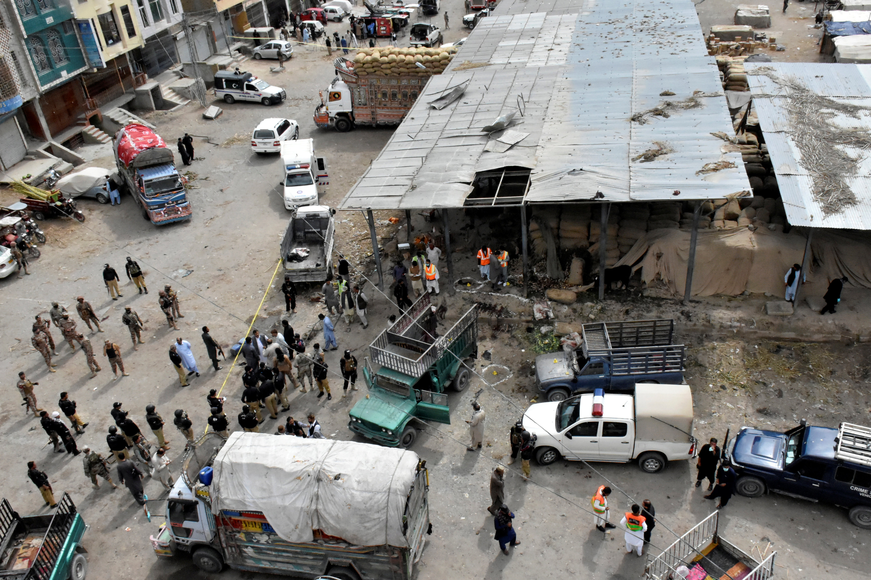 Rescue workers and army soldiers gather at the site of a blast at a vegetable market in Quetta, Pakistan April 12, 2019. (REUTERS)