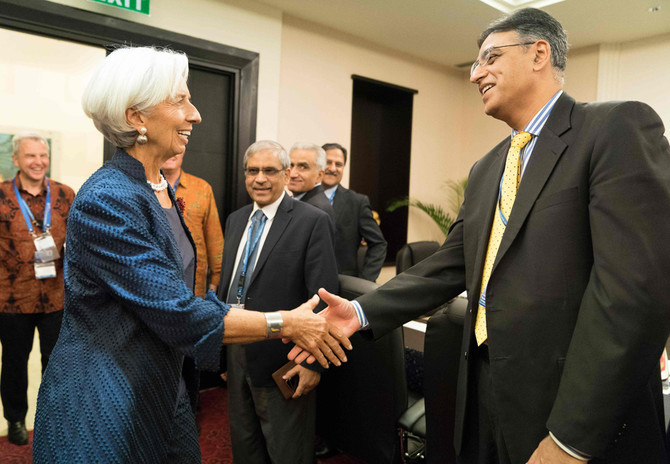 Pakistan Finance Minister Asad Umar (R) meets with IMF Managing Director Christine Lagarde at the Bali Convention Centre during the 2018 IMF/World Bank annual meetings in Nusa Dua on the Indonesian resort island of Bali on Oct. 11, 2018. (AFP file photo)
