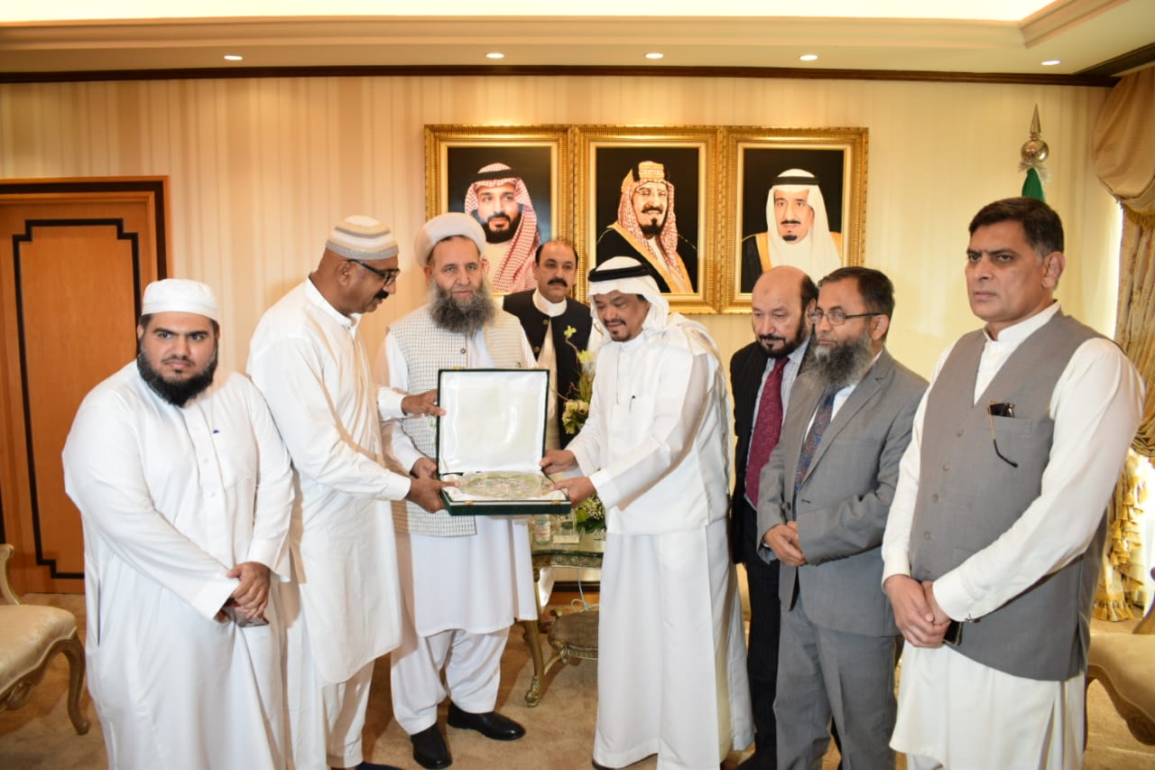Pakistan’s Religious Affairs Minister Noorul Haq Qadri interacts with his hosts in Saudi Arabia. (PID)