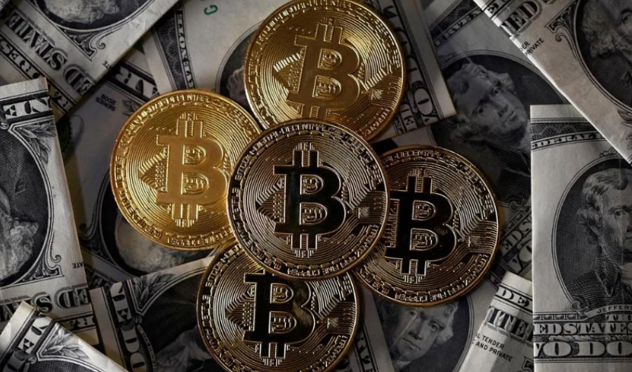Bitcoin (virtual currency) coins placed on Dollar banknotes are seen in this illustration picture, November 6, 2017. REUTERS/Dado Ruvic/Illustration
