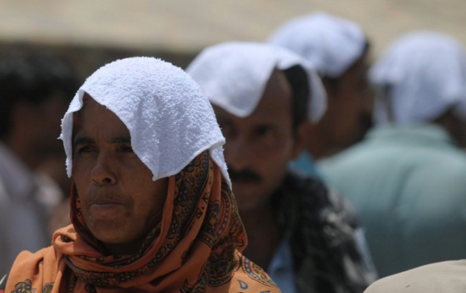 Karachiites covered their heads with wet towels during a heatwave in Karachi. (AFP / file)