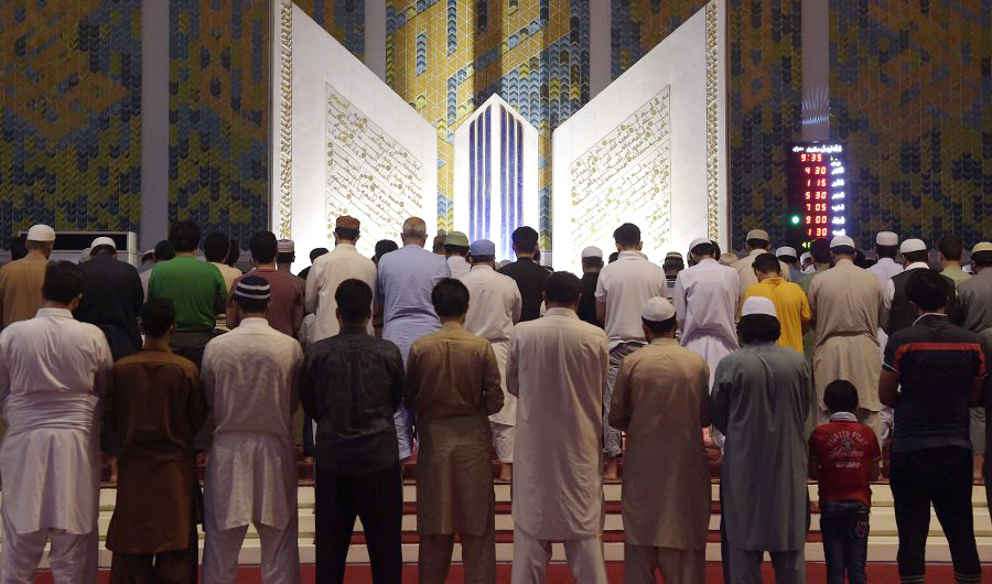 Pakistani Muslims attend a special “Taraweeh” evening prayer on the first day of the Muslim fasting month of Ramazan at the Grand Faisal Mosque in Islamabad, Pakistan, May 16, 2018. (AFP/File)