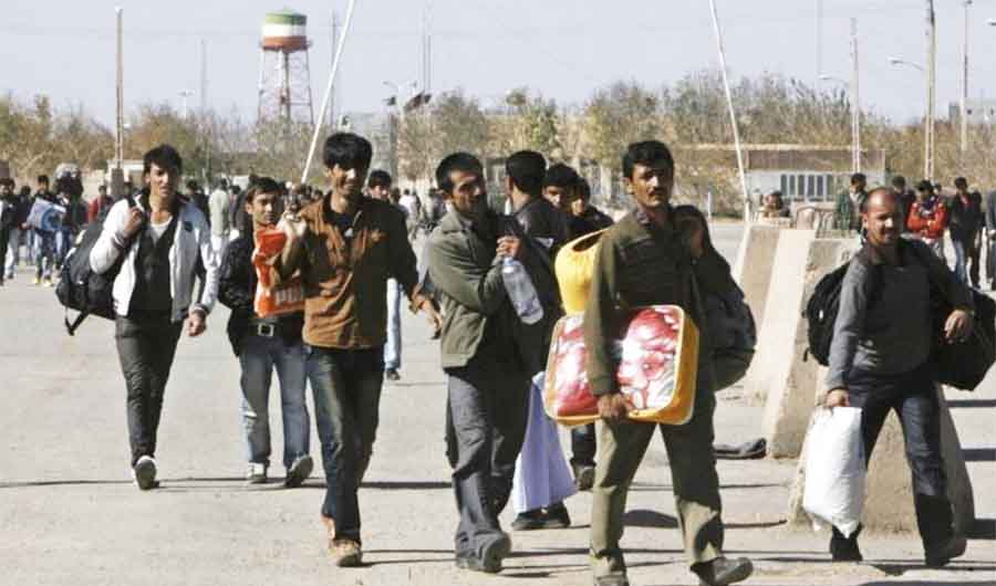 A group of Afghan migrant workers enter Afghan territory after leaving Iran at the Islam Qala border in Herat province November 5, 2012. (REUTERS file photo)