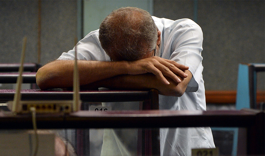 A stockbroker reacts to declining market trends at the Karachi Stock Exchange on December 3, 2018. (AFP Photo)