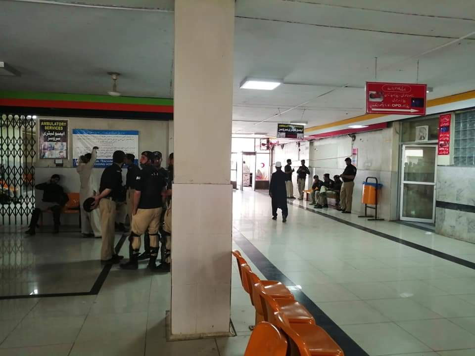 Police on high-alert in Peshawar, protecting main hospital buildings, as doctors in northwestern Khyber Pakhtunkhwa (KP) province are protesting. (AN Photo)