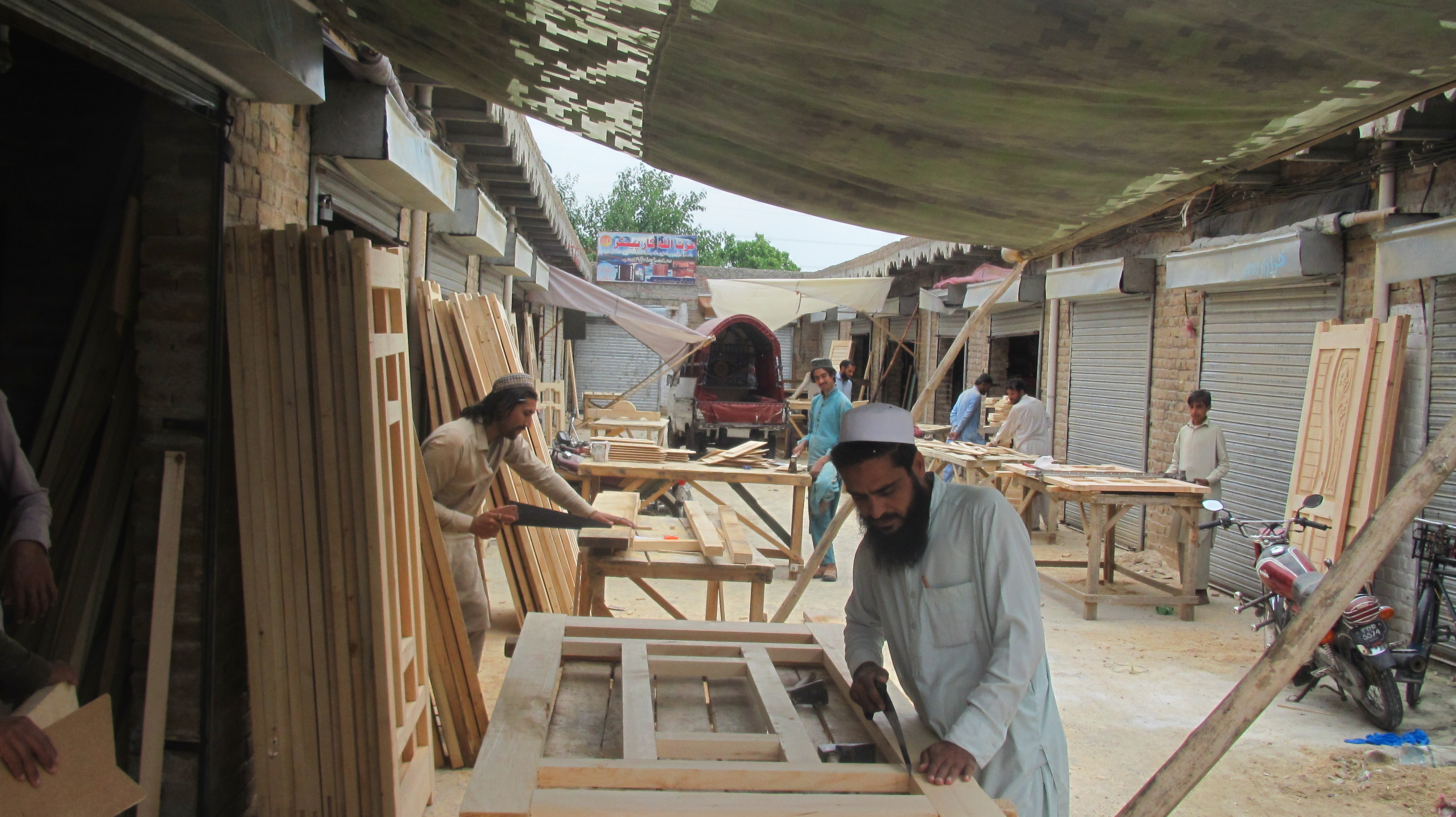 Laborers hard at work at the Shero Jhangi market, dubbed ‘Little Waziristan,’ in Pakistan’s Peshawar city on May 16, 2019. (AN Photo)